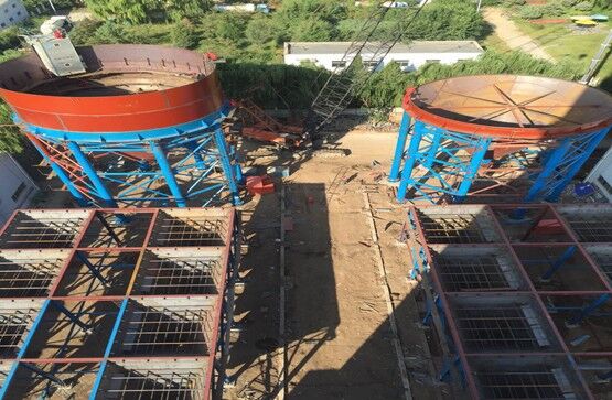 脫硫塔主體采用全自動(dòng)焊機(jī)完成.jpg 脫硫塔主體采用全自動(dòng)焊機(jī)完成.jpg